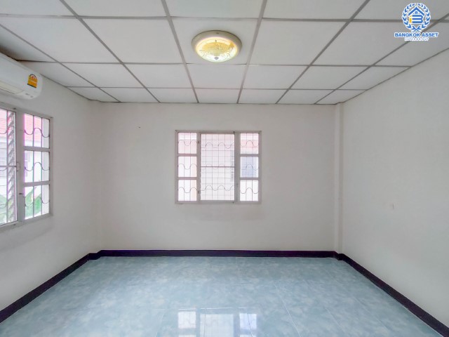 *****ทาวน์เฮ้าส์มือสองย่านนนทบุรี ม.พระปิ่น2 ติด ถ.บรมราชชนนี เนื้อที่กว้างถึง 25.5 ตร.ว. ฟังก์ชัน 2 ห้องนอน 2 ห้องน้ำ 1 ที่จอดรถ บ้านพร้อมอยู่ ข้างบ้านมีพื้นที่ บนทำเลดี เดินทางสะดวก เชื่อมต่อถ.พุทธมณฑลสาย2, ถ.กาญจนาภิเษก ใกล้ม.มหิดล และทางด่วน "ศรีรัช" จองด่วน!